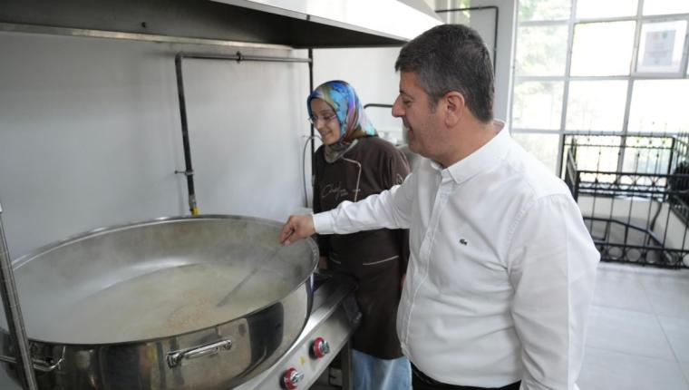 Adıyaman Belediyesi’nden Kent Meydanı’nda aşure dağıtımı: Başkan Tutdere’den vatandaşlara davet