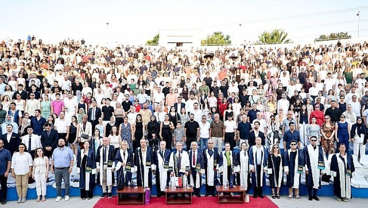 DEÜ Hukuk Fakültesi ve Adalet MYO'da Mezuniyet Coşkusu