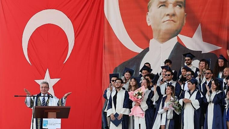 DEÜ Güzel Sanatlar Fakültesinde Mezuniyet Coşkusu: Başkan Cemil Tugay, Eşinin Mezuniyet Sevincine Ortak Oldu