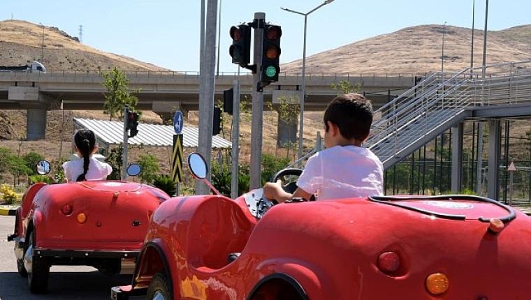 Asarlık Trafik Eğitim Parkuru'nda Her Gün 50 Çocuk Kuralları Öğreniyor