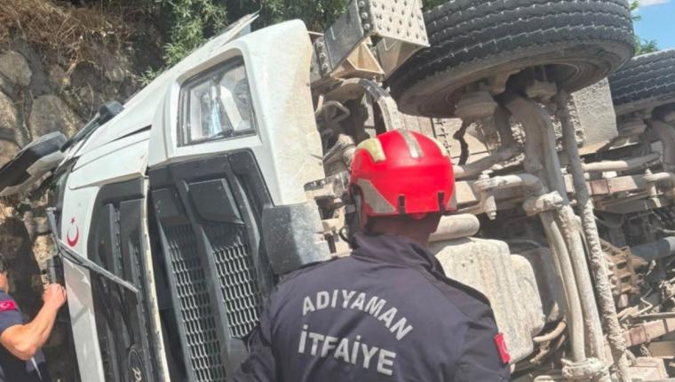 Adıyaman'da beton mikseri devrildi: Adıyaman Belediyesi İtfaiyesi’nden zamanla yarışan kurtarma - Videolu Haber