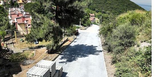 Gölcük Halıdere'de 3 sokakta parke yollar yenilendi