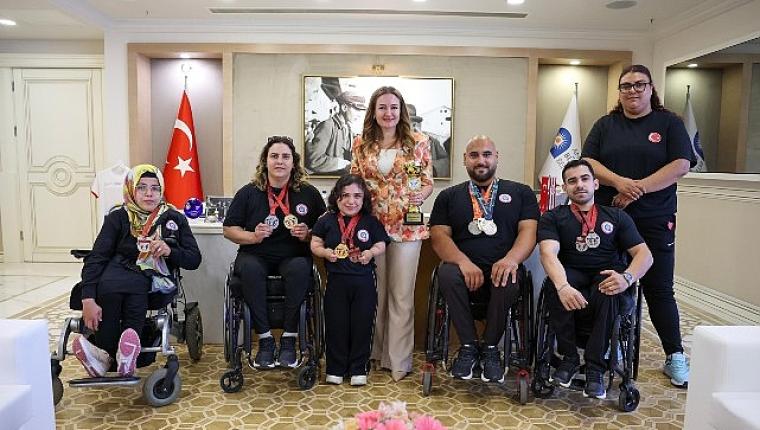 Başkan Vekili Özdemir şampiyon sporcuları ağırladı