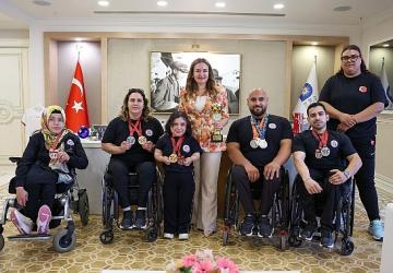 Başkan Vekili Özdemir şampiyon sporcuları ağırladı