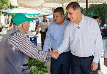 Başkan Tugay Tire'de vatandaşlar, üreticiler ve esnafla buluştu