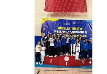 Kocaeli'nin gururu Kağıtspor kürsülerden inmiyor