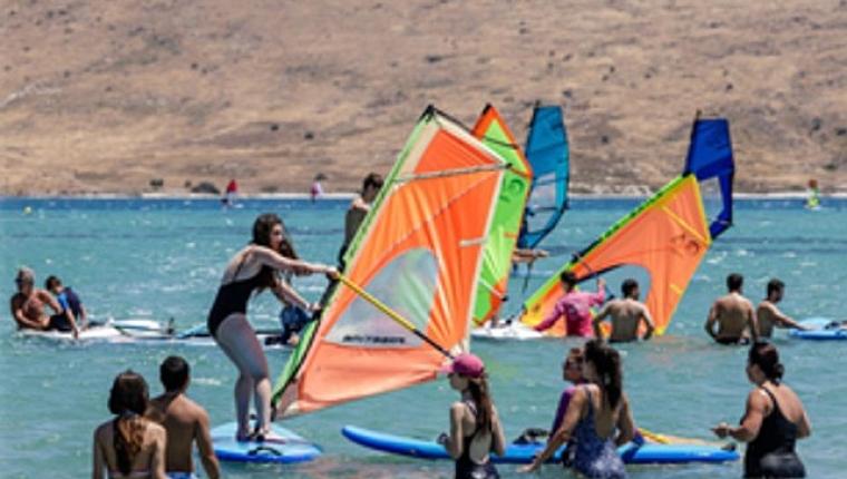 İzmir'de Büyükşehir'den gençlere sörf deneyimi