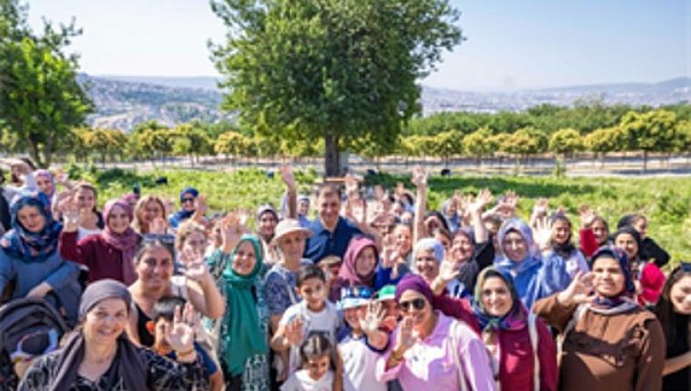 Toprakla buluşan kadınlar, hasat sevincini Başkan Tugay'la yaşadı