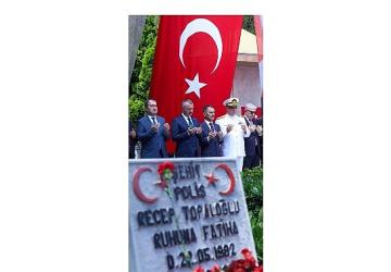 Dualar kahramanlar için yükseldi