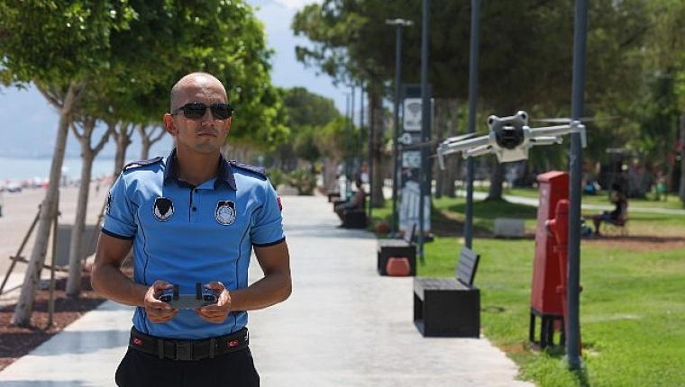 Büyükşehir zabıtası Konyaaltı Sahili'nde dron desteğiyle denetimlerini sürdürüyor