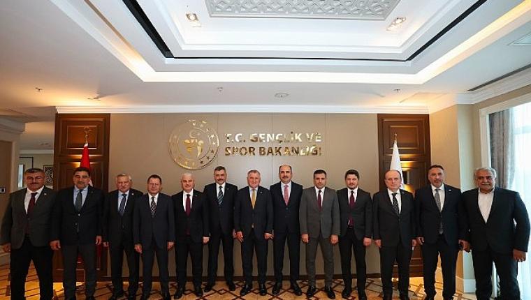 Konya Heyeti Bakan Bak ile Şehrin Gençlik ve Spor Yatırımlarını İstişare Etti