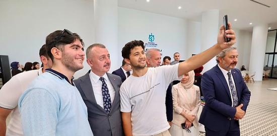 Bakan Çiftçi'den Alev Alatlı Kütüphanesi'ne tam not; “Yeter ki siz okuyun, çalışın"