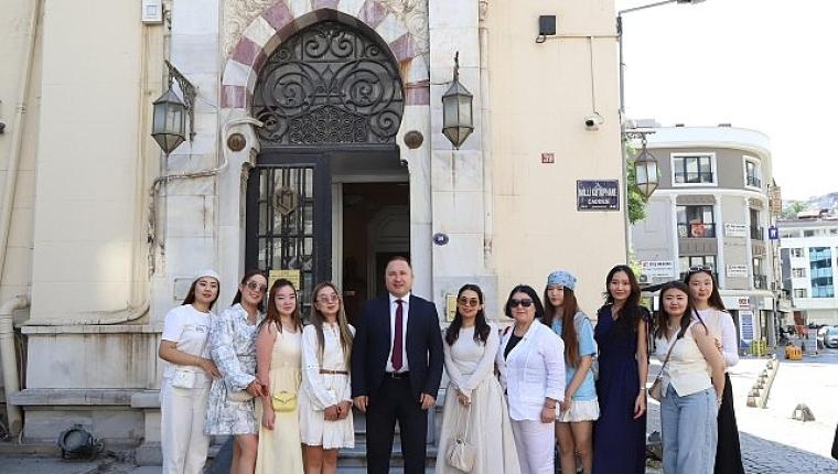 Rektör Prof. Dr. Rasim Akpınar'dan Kazakistanlı Öğrencilere Kemeraltı'nda “Kültür Rehberliği"