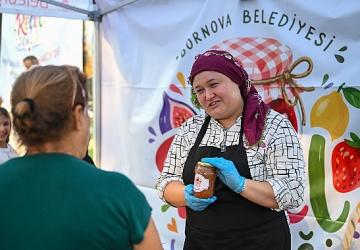 Bornova'da doğal lezzetler halkla buluşuyor