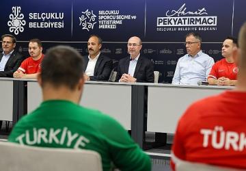 Başkan Pekyatırmacı Down Sendromlu Futsal Millî Takımı ile Bir Araya Geldi