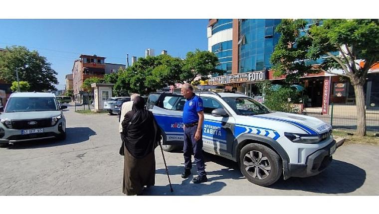 Büyükşehir Zabıtası yaşlı çifti yolda bırakmadı