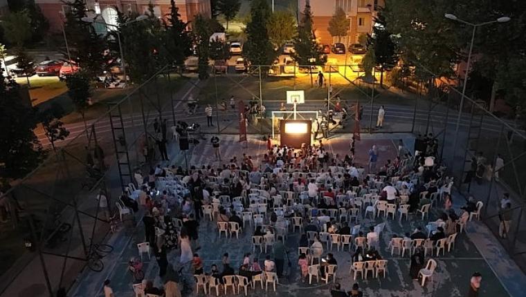 “Karagöz'ün Salıncağı" İlk Gösteriminde Çocuklar Ve Aileler Buluştu