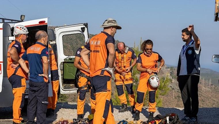 Sarp yamaçlardan 2 ton atık toplandı