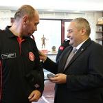 KEÇ-TİM Arama ve Kurtarma Ekibi'ne Akreditasyon Peçlerini Başkan Özarslan Takdim Etti