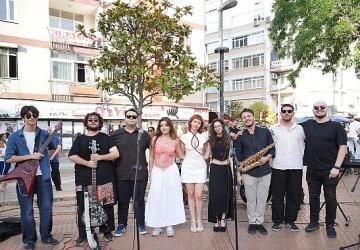 Kadıköy'ün Sokakları Gençlerin Müziğiyle Şenleniyor