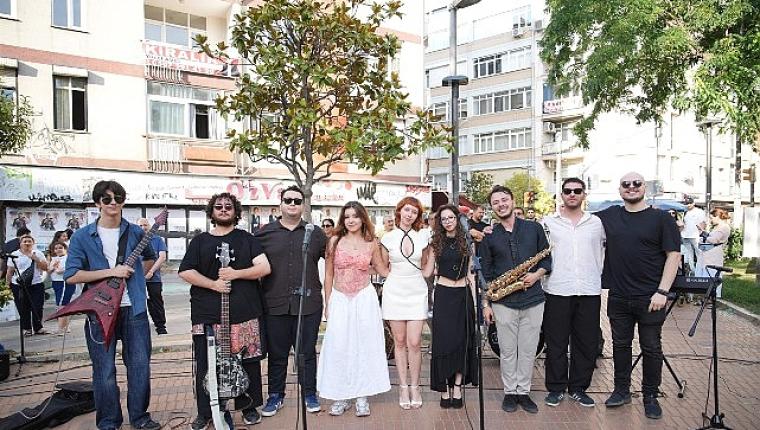 Kadıköy'ün Sokakları Gençlerin Müziğiyle Şenleniyor