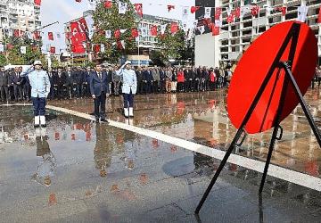 Antalya Büyükşehir'de Cumhuriyet coşkusu çelenkle taçlandı