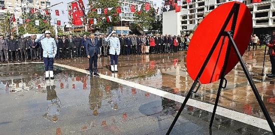 Antalya Büyükşehir'de Cumhuriyet coşkusu çelenkle taçlandı