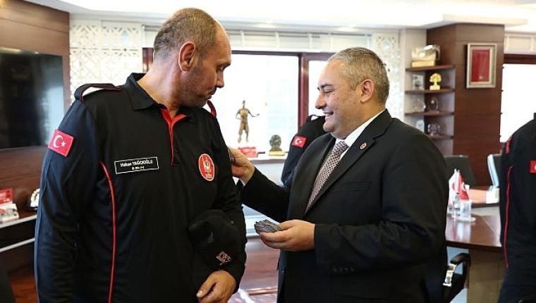 KEÇ-TİM Arama ve Kurtarma Ekibi'ne Akreditasyon Peçlerini Başkan Özarslan Takdim Etti