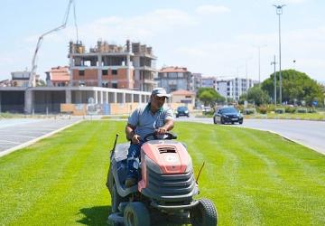 Burhaniye'de Park ve Yeşil Alanlarda Kapsamlı Bakım Çalışmaları Sürüyor