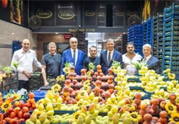Başkan Tugay İzmir'in hal esnafıyla buluştu