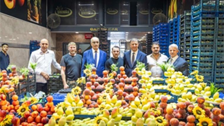 Başkan Tugay İzmir'in hal esnafıyla buluştu