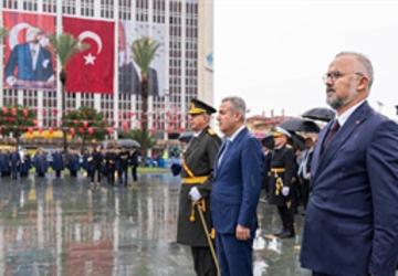 Cumhuriyet Bayramı kutlamaları çelenk sunma töreni ile başladı