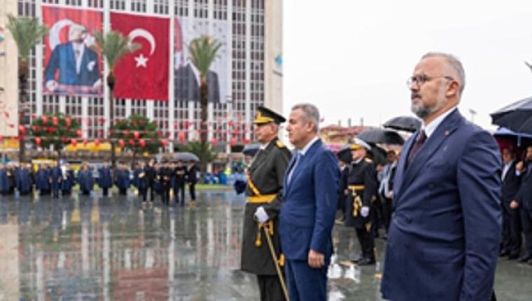 Cumhuriyet Bayramı kutlamaları çelenk sunma töreni ile başladı