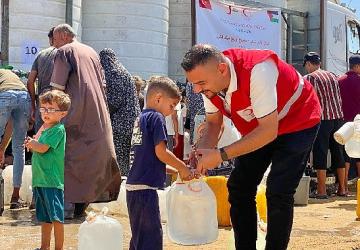 Türk Kızılay Gazze'de artan salgın hastalıklara karşı hijyen kiti ve temiz içme suyu dağıtıyor
