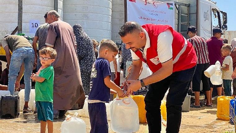 Türk Kızılay Gazze'de artan salgın hastalıklara karşı hijyen kiti ve temiz içme suyu dağıtıyor