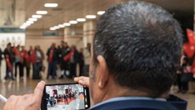 İzmir Metrosu'nu Cumhuriyet coşkusu sardı