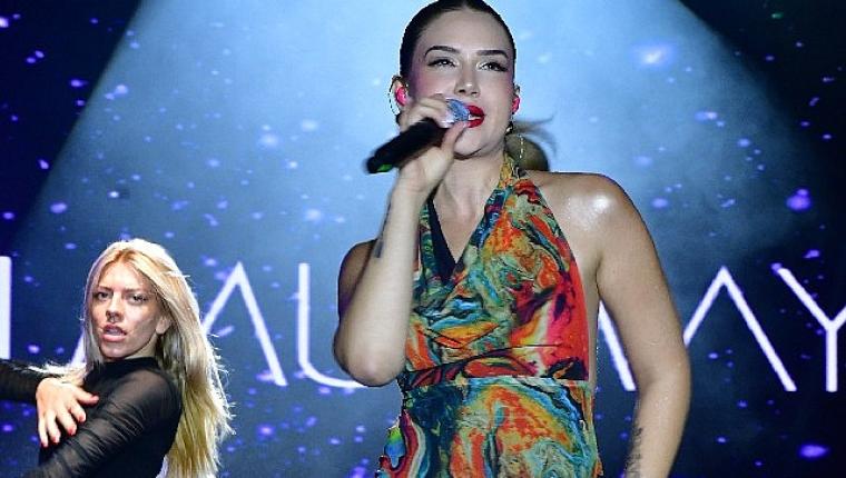 Ece Mumay'dan Arhavi'de Çay Tarlalarından Sahneye Horonlu Final