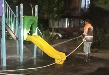 Burhaniye Belediyesi Temizlik İşleri ekipleri 7/24 sahada