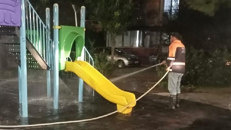 Burhaniye Belediyesi Temizlik İşleri ekipleri 7/24 sahada