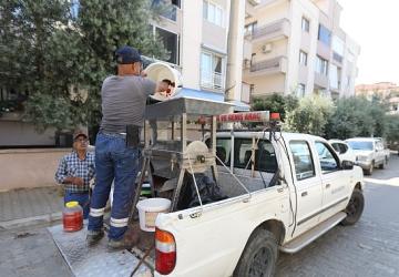 Efes Selçuk'ta Salçalar Ailece Hazırlanıyor, Belediye Makine ile Destek Oluyor