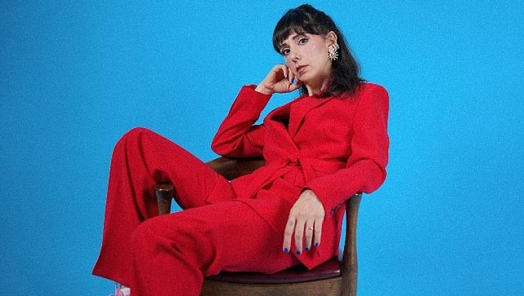 Aslı Demirer 2 yıl aradan sonra yeni single'ı 'Durur Bütün Dünya' ile geri dönüyor