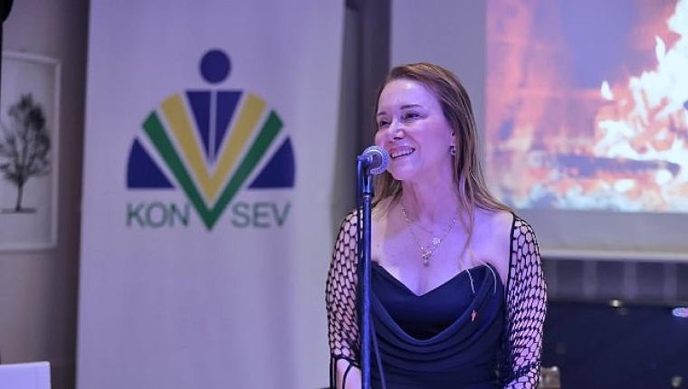 Konak'ta Cumhuriyet coşkusu çocuklar için dayanışmaya dönüştü
