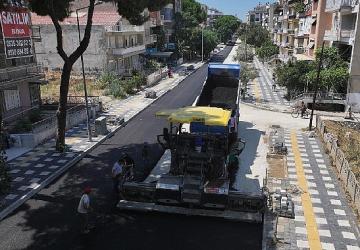 Manisa Büyükşehir Belediyesi, Salihli'de 4 Caddeyi Sıcak Asfaltla Yeniliyor