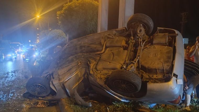 Kontrolden çıkan otomobil ağacı ikiye böldü: 1’i ağır 4 yaralı