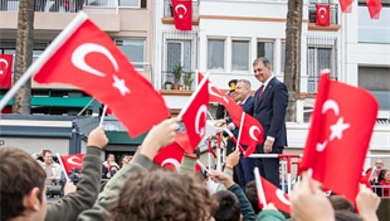 İzmir'de Cumhuriyet coşkusu meydanlara sığmadı