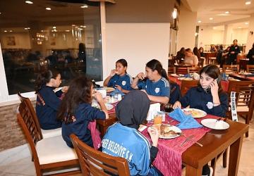 Başkan Topaloğlu'ndan voleybolculara motivasyon yemeği