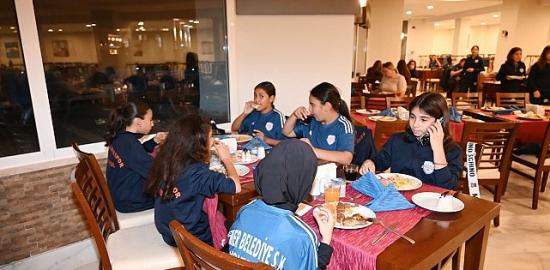 Başkan Topaloğlu'ndan voleybolculara motivasyon yemeği