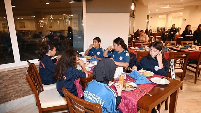 Başkan Topaloğlu'ndan voleybolculara motivasyon yemeği