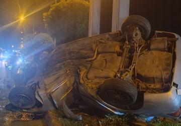 Kontrolden çıkan otomobil ağacı ikiye böldü: 1’i ağır 4 yaralı