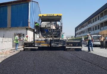 Gaziemir'de asfaltlama atağı: 4 bin 470 ton asfaltla yollar yenileniyor